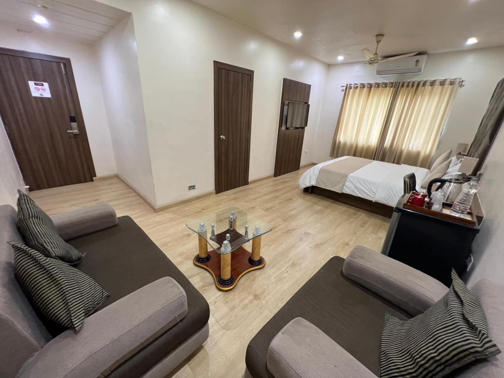 ראג'קוט Hotel The Evergrand Palace מראה חיצוני תמונה