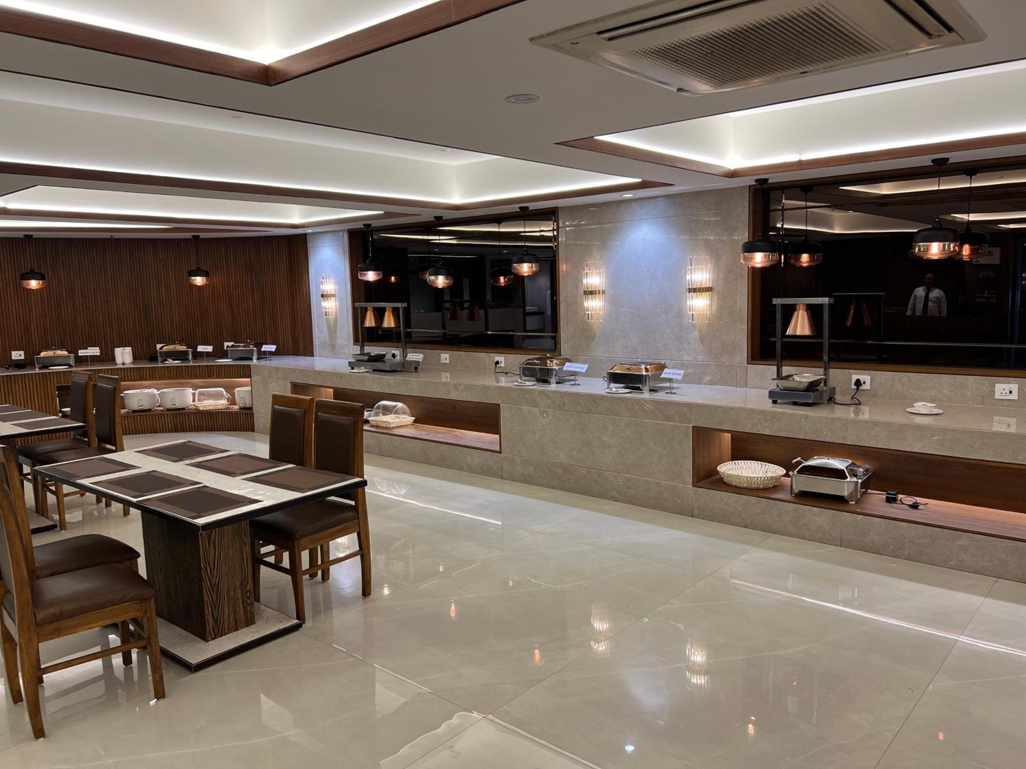 ראג'קוט Hotel The Evergrand Palace מראה חיצוני תמונה