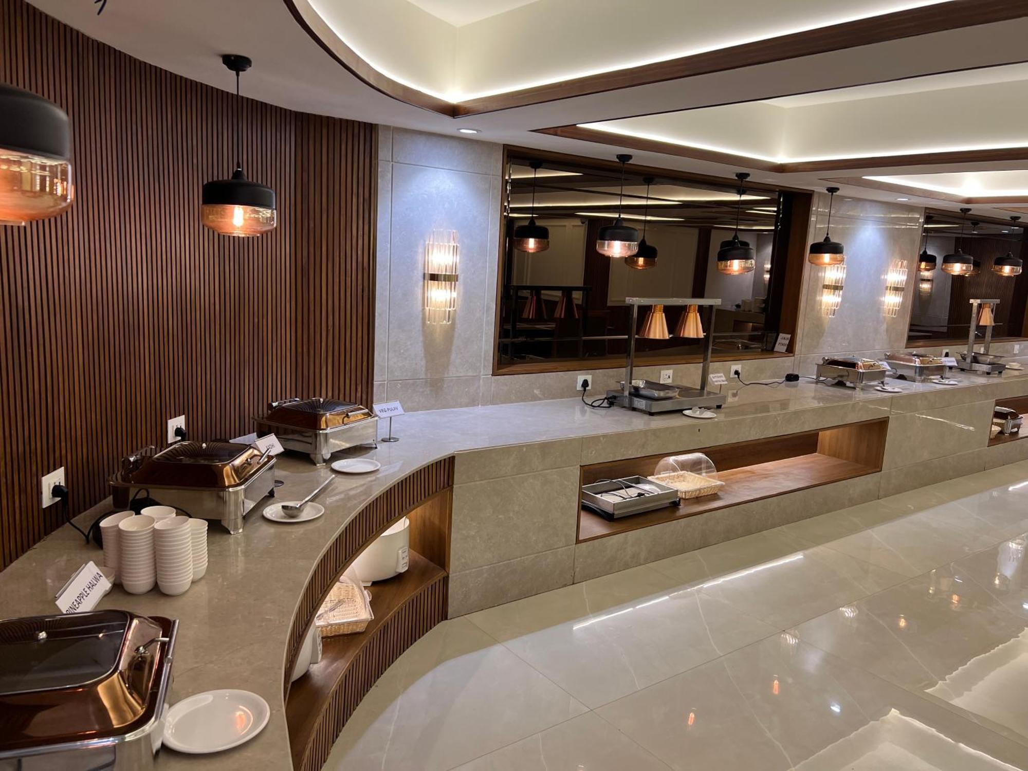ראג'קוט Hotel The Evergrand Palace מראה חיצוני תמונה