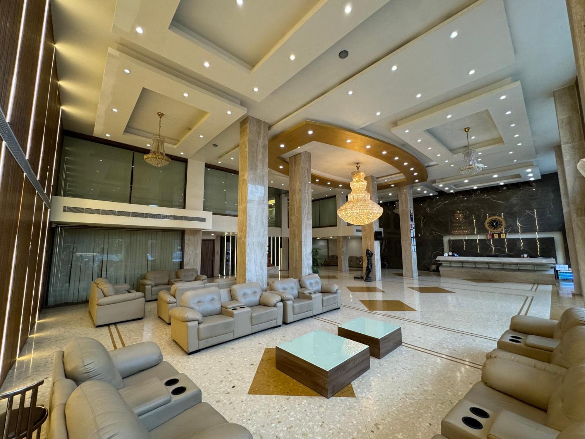 ראג'קוט Hotel The Evergrand Palace מראה חיצוני תמונה