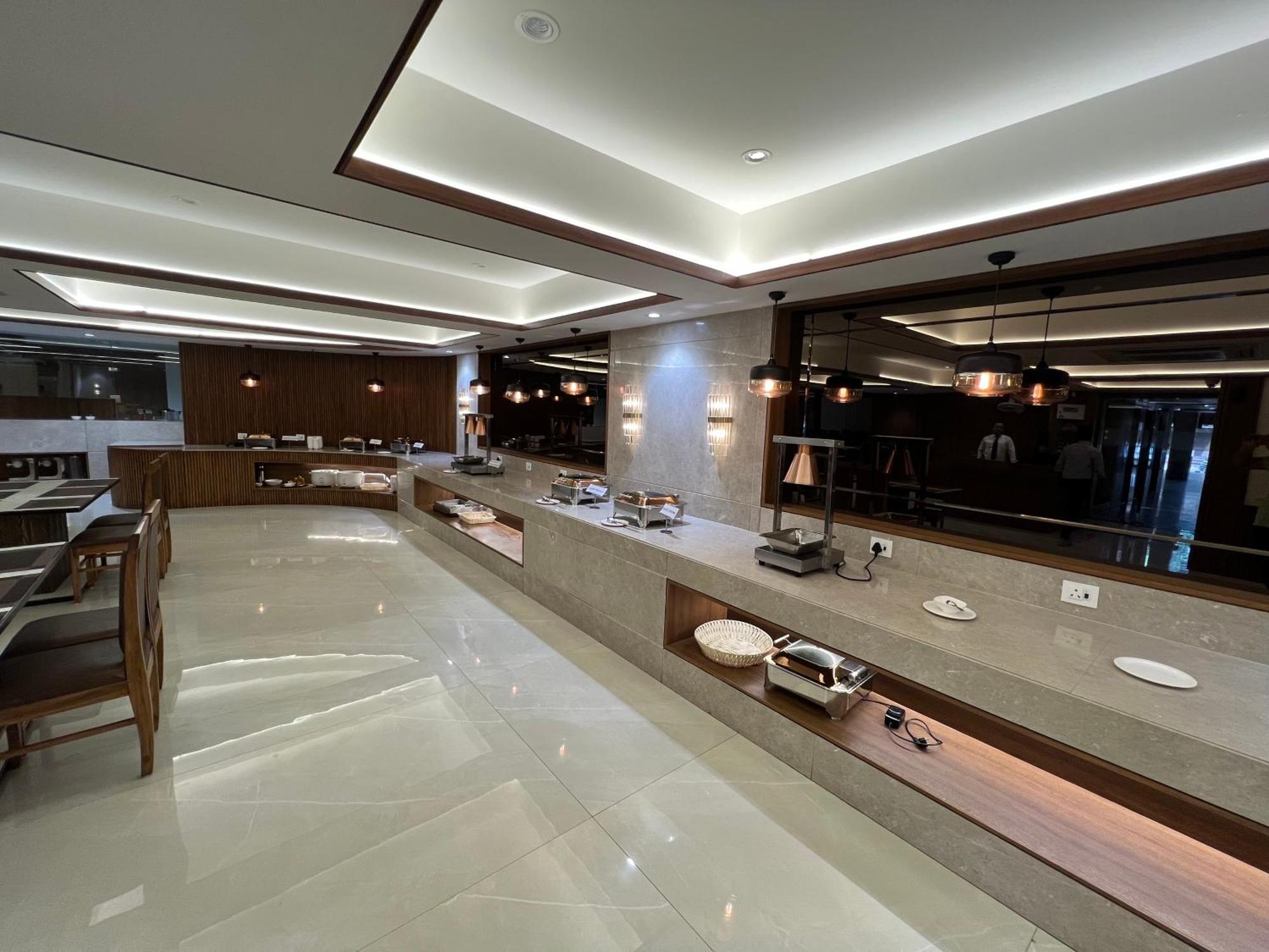 ראג'קוט Hotel The Evergrand Palace מראה חיצוני תמונה