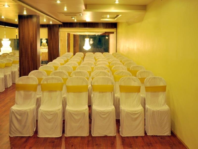 ראג'קוט Hotel The Evergrand Palace מראה חיצוני תמונה