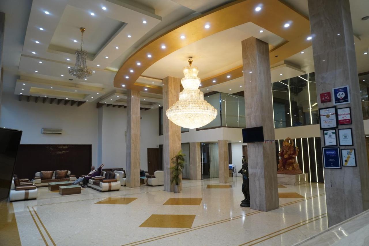 ראג'קוט Hotel The Evergrand Palace מראה חיצוני תמונה
